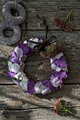 Kranz mit Zierkohlblättern in Weiß und Violett und Fetthenne