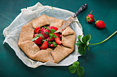 Herzhafte vegane Dinkel-Galette mit Erdbeeren und Basilikum-Pesto