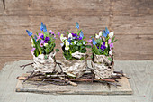 Frühlingsgesteck mit Birkenrinde dekoriert