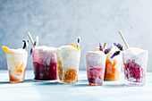 Verschiedene Ice Cream Floats mit Früchten und Lavendel