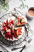 Biskuitkuchen mit Joghurtcreme und Erdbeeren