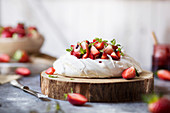 Pavlova mit Erdbeeren serviert auf Baumscheibe