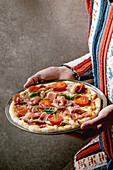 Pizza Napoli mit Schinken und Tomaten