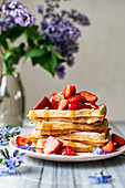 Waffeln mit Erdbeeren und Sirup