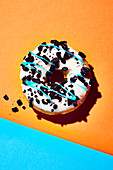 Ein Oreo-Donut auf farbigem Untergrund