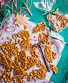 Karamell-Brittle mit gesalzenen Erdnüssen und Mini-Brezeln