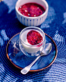 Yoghurt with cold-stirred cassis jam