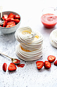 Zutaten für Baisernester: Baiserringe, Erdbeeren und Erdbeersauce
