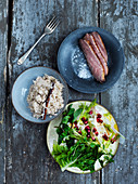 Gegrillte Entenbrust, Fenchel-Apfel-Salat mit Granatapfelkernen und Zimtreis