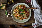 Bunte Nudeln mit Tomaten, Oliven und Parmesan