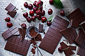 Stilleben mit dunkler Schokolade, Kakao und Kirschen