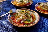 Tomatencarpaccio mit Burrata, Zwiebel und Gurke