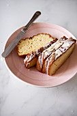 Mandel-Vanille-Kuchen in Scheiben geschnitten