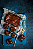 Dunkle Schokoladen-Brownies