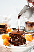 Glutenfreie Brownies mit Schokoladensauce begießen