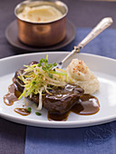 Beef and onions with mashed celeriac