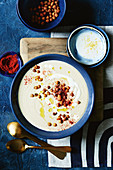 Baba-Ganoush-Suppe mit Zitronenjoghurt und Paprika-Kichererbsen