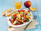 Nektarinen-Mozzarella-Salat mit Parmaschinkenrölllchen