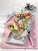 Salat-Cocktail Nicoise mit Lachs