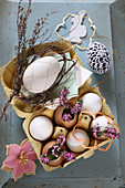 Romantische Osterdeko im Eierkarton mit Erika und Eiern