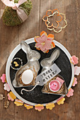 Romantische Osterdeko mit Hasenbackform und Blumengirlande