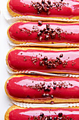 Eclairs mit roter Glasur