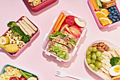 Schul-Lunchboxen mit verschiedenen gesunden Mahlzeiten
