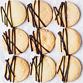 Shortbread Cookies mit Schokoladen-Drizzle