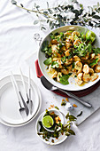 Indisch gewürzter Kartoffelsalat mit Curryblättern, Koriander und Minze
