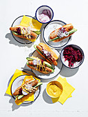 Hotdogs mit würzigem Krautsalat