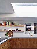 Moderne Küche mit Holzfronten und Dachfenster