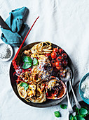 Spaghetti mit Hummer, Tomaten und Basilikum