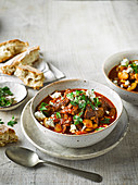 Lamm-Tomaten-Eintopf mit Butterbohnen und Feta