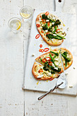 Pizzette mit Brokkoli und Ziegenkäse