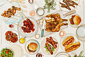 Grillbuffet mit Hähnchen, Würstchen, Spiessen, Burger und Hot Dogs
