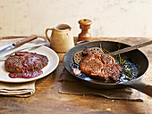Ribeye-Steak in Pfanne und auf Teller