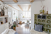 Grüner Kachelofen im Wohnzimmer im modernen Landhausstil