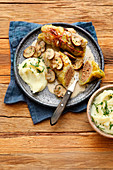 Kohlrouladen mit Pilzen und Kartoffelpüree