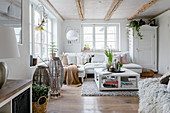 Ländliches Wohnzimmer in Weiß mit rustikaler Deko