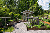 Gemüsebeet und Kiesweg im Garten