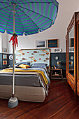 Sonnenschirm im klassischen Schlafzimmer mit maritimer Deko