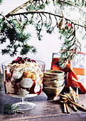 Pandoro-Ricotta-Trifle mit Himbeeren, umgeben von rustikaler Weihnachtsdeko
