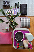 Moodboard mit gemusterten Deko-Accessoires in Grau und Pink