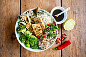 Quinoa-Bowl mit Tofu, Brokkoli und Mangold