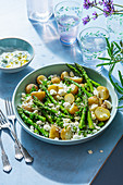 Salat aus Frühkartoffeln, grünem Spargel, Feta und Kräutern