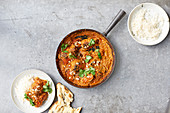 Hähnchen Tikka Masala mit Reis und Fladenbrot (Indien)