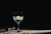 Glas Gin Tonic mit Zitrone und Eiswürfeln