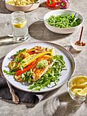Gedämpfter Lachs vom Grill mit gegrilltem Gemüse und grünem Salat