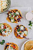 Kichererbsen-Tacos belegt mit Gemüse und Joghurt
