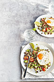 Quinoa mit Avocado, Bohnen und Spiegelei (Südamerika)